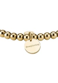 Gouden kralenarmband met een ronde hanger gegraveerd met "#keeploving" en een klein label, beide gemaakt van glanzend metaal.