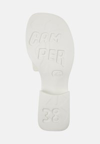 Suola in gomma bianca con testo impresso "CAMPER" e taglia "38", caratterizzata da un motivo floreale e una texture liscia.