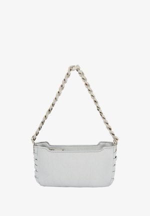 Hvid faux læder taske med en lynlås lukning, der har en flettet sølv kædetræk og sidelayout med syede detaljer.