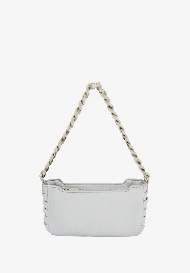 Hvid faux læder taske med en lynlås lukning, der har en flettet sølv kædetræk og sidelayout med syede detaljer.