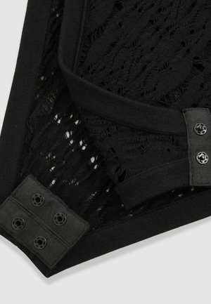 Indumento lavorato a maglia nero con motivo in pizzo testurizzato, caratterizzato da una vita liscia e chiusure con bottoni.