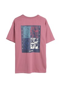 Roze katoenen t-shirt met een grafische print van blauwe en donkerrode plantpatronen en tekst. Korte mouwen en een relaxed fit ontwerp.