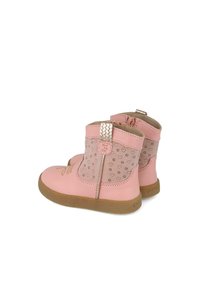 Botas rosas hasta el tobillo con un frente de cuero liso, un dorso de ante estampado y un acento metálico decorativo en la cremallera. Suela plana de goma.