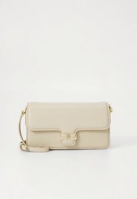 Bež kožna torba na rame s preklopnim zatvaračem, zlatnim metalnim detaljima, pravokutnog oblika i odvojivim remenom. Glatka tekstura i minimalni detalji.