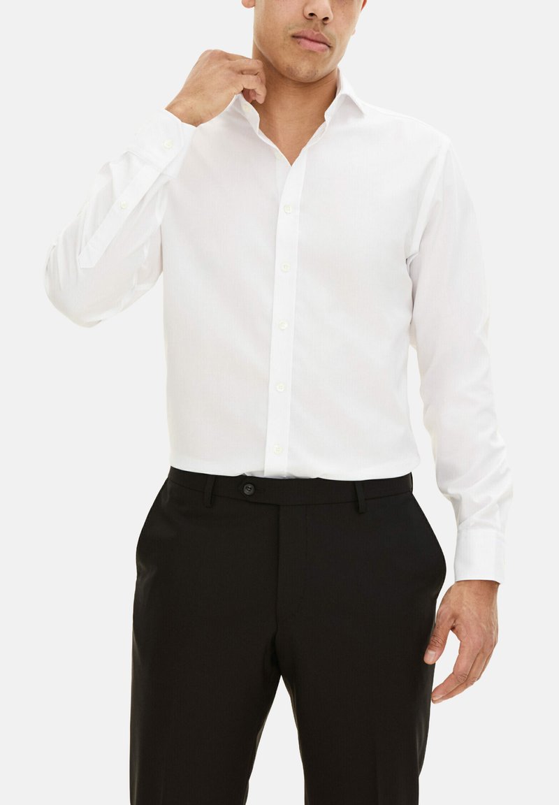 Witte overhemd met puntkraag, lange mouwen en een gladde textuur, gecombineerd met zwarte broek.