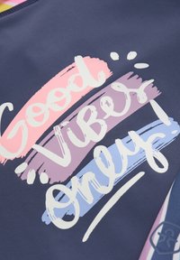 Marinblå textil med "Bara Goda Vibrer!" i stora, fetvita bokstäver. Bakgrunden har pastellfärgade penseldrag i rosa, lila och blått.