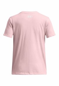 Camiseta de manga corta en color rosa claro, hecha de algodón con una textura suave. Presenta un cuello redondo y un pequeño logo blanco en la parte superior de la espalda.