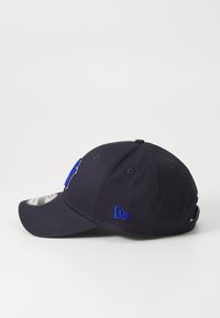Căciulă de baseball de culoare bleumarin, cu o margine curbată, având accente brodate albastre și ventilație cu ochiuri. Curea ajustabilă la spate.
