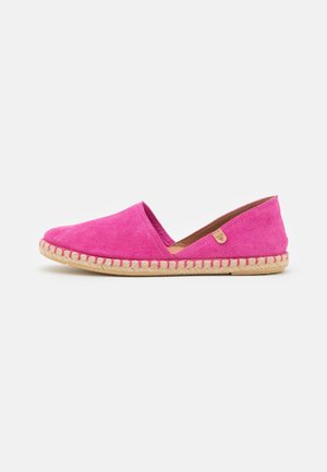 Fuchsia ruskind espadrille med lavt snit, naturlig jutesål og kontrasterende syning langs kanten. Fremhævet med en lille logodetalje.