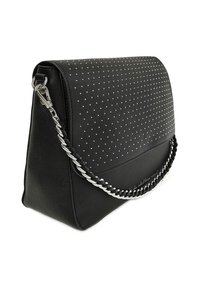 Borsa a mano in pelle nera con superficie lavorata, dettagli con borchie e tracolla a catena intrecciata argentata. Presenta una chiusura con patta.