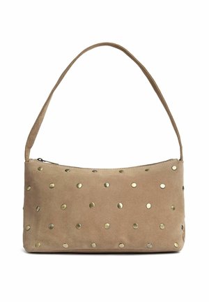 Kis bézs színű velúr kézitáska egyetlen pánttal, cipzáras záródással és elöl szórtan elhelyezett kerek sárgaréz szegecsekkel.