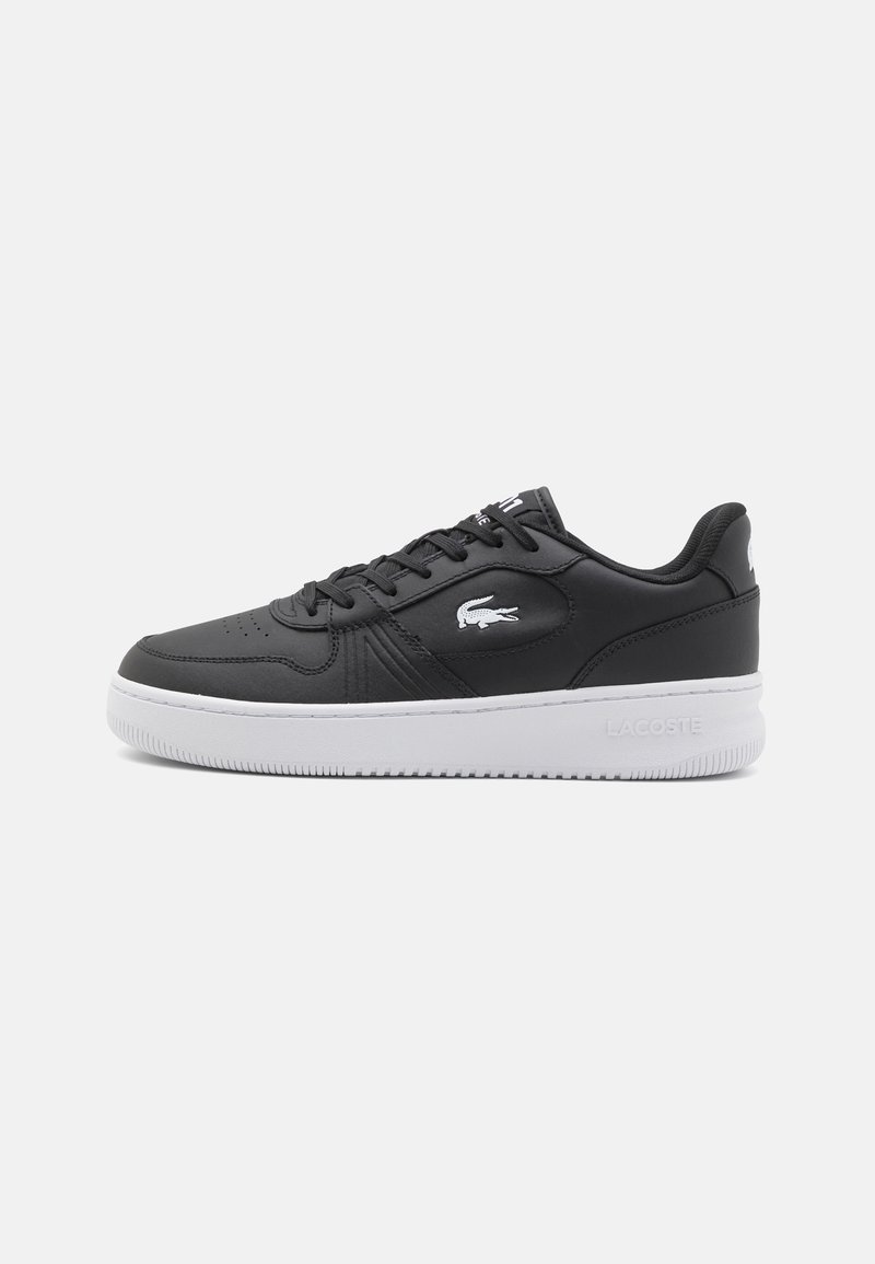 Schwarze Ledersneaker mit einer weißen Gummisohle, versehen mit einer strukturierten Oberfläche, Schnürung an der Vorderseite und einem auffälligen gestickten Logo.