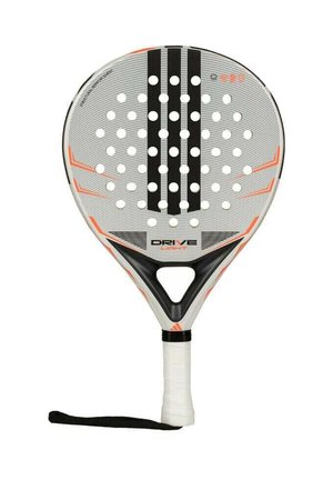 Racchetta da paddle con superficie grigia solida, strisce nere e accenti arancioni. Presenta multiple perforazioni e un manico con impugnatura testurizzata.
