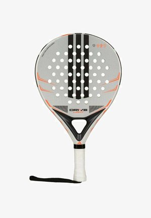 Racchetta da paddle con superficie grigia solida, strisce nere e accenti arancioni. Presenta multiple perforazioni e un manico con impugnatura testurizzata.