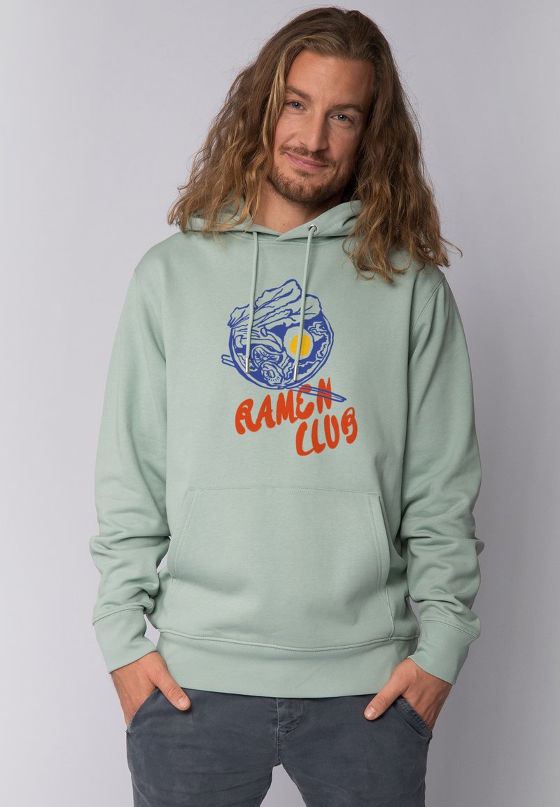 Mintgroene hoodie gemaakt van zacht materiaal, met een graphic van een ramenkom en de tekst "RAMEN CLUB" in blauw en oranje. Inclusief kangaroo pocket.