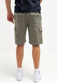 Bermudas de sarga caqui con dos bolsillos traseros y bolsillos laterales, fabricadas en algodón. Presentan un corte relajado y un diseño de pierna recta.
