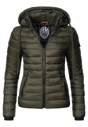 Olivgrüne Pufferjacke mit Kapuze, horizontal abgestepptem Design, schwarzen Reißverschlusstaschen und Kordelzug-Details. Leichtes Material.