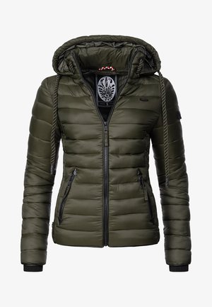 Olivgrüne Pufferjacke mit Kapuze, horizontal abgestepptem Design, schwarzen Reißverschlusstaschen und Kordelzug-Details. Leichtes Material.