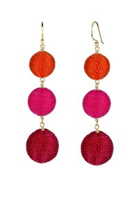 Bunte Ohrgehänge mit vier runden, gewobenen Bällen in Orange, Pink und Dunkelrot, mit Haken und Verbindungsstücken aus goldfarbenem Metall.