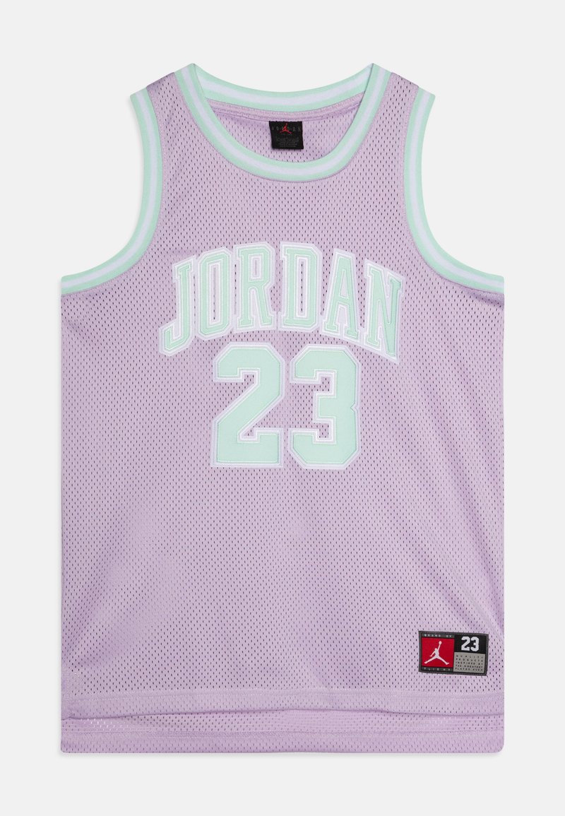 Lilla võrkpallipaita, millel on valge tekst "JORDAN" ja number "23" helesinises. Allosas on Jordan'i logo silt.