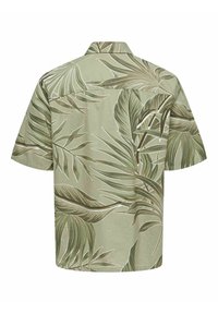 Korte mouwen shirt in lichtgroen met een botanisch bladdiagram, met een zachte stoftextuur en een relaxte pasvorm. Achteraanzicht weergegeven.