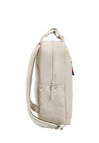 Zaino in tessuto beige con chiusura a zip, manico imbottito, tracolla regolabile e tasca laterale in rete. Presenta un'etichetta con un accento di colore.