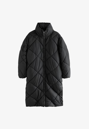 Cappotto imbottito nero con colletto alto, caratterizzato da un motivo a rombi, chiusura frontale con zip e dettagli con bottoni a scatto. Maniche lunghe e lunghezza fino al polpaccio.