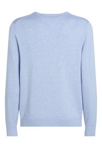 Svetlomodri pulover iz mehkega pletenega materiala. Ima dolge rokave, okrogel izrez in rebraste manšete ter spodnji rob.