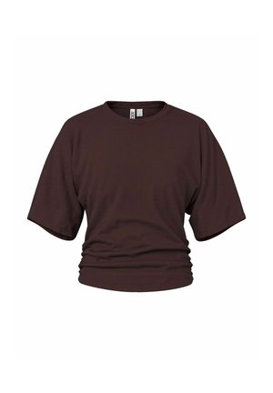 Mørkebrun T-shirt med korte ærmer og rund hals, med en let rynket kant nederst på hvid baggrund.