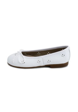Bailarina de piel blanca con pequeñas perforaciones en forma de hoja, un lazo en la punta y una suela baja marrón.