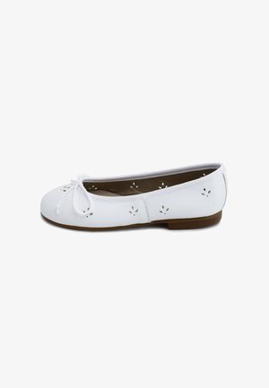 Bailarina de piel blanca con pequeñas perforaciones en forma de hoja, un lazo en la punta y una suela baja marrón.
