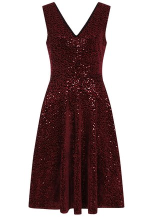Vestido rojo con lentejuelas, diseño sin mangas y escote en V, cuerpo ajustado y falda acampanada. La textura brillante realza su apariencia general.