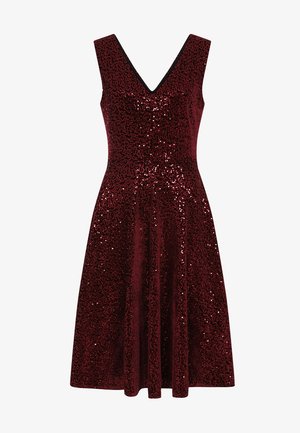 Vestido rojo con lentejuelas, diseño sin mangas y escote en V, cuerpo ajustado y falda acampanada. La textura brillante realza su apariencia general.