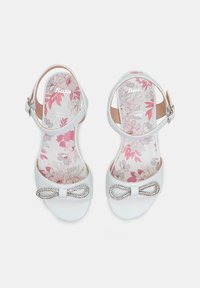 Sandali bianchi in pelle con un dettaglio a fiocco arricchito da strass. Soletta con motivo floreale in rosa e bianco. Cinturino alla caviglia regolabile incluso.