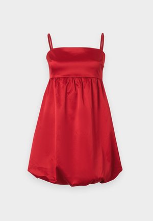 Vestido de satén rojo con corpiño ajustado, tirantes finos y falda fruncida que crea una forma de globo en el dobladillo. Textura suave en toda la prenda.