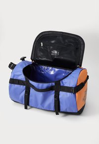 The North Face BASE CAMP DUFFEL S UNISEX - Holdall - indigo plum/bright foam papaya