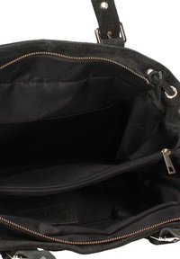 Donkergrijze vilten handtas met een zwarte stoffen interieur, voorzien van een ritsvak en metalen hardware accenten. Twee compartimenten voor organisatie.