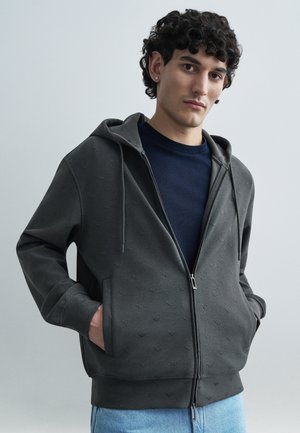 Dunkelgrauer Hoodie mit Reißverschluss und strukturierter, geprägter Musterung, ausgestattet mit Frontreißverschluss, Kapuze mit Kordelzug und Kängurutaschen.