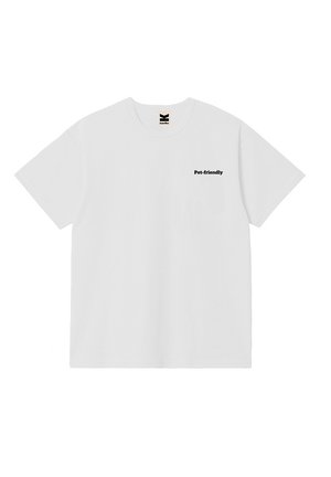 T-shirt blanc à manches courtes avec col rond, texte « Pet-friendly » imprimé en noir sur le côté gauche de la poitrine.
