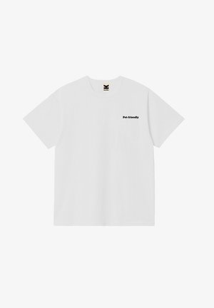 T-shirt blanc à manches courtes avec col rond, texte « Pet-friendly » imprimé en noir sur le côté gauche de la poitrine.