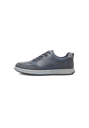 Baskets de sport grises avec une combinaison de surfaces lisses et texturées, bout rond, design à lacets et semelle blanche contrastante.