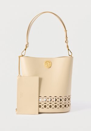 Bézs válltáska arany kapoccsal, levehető, állítható pánttal, az alján lézervágott mintákkal, valamint hozzáillő bézs cipzáras neszesszerrel.