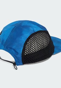 Gorra azul con panel de malla negro y cordón ajustable. Presenta una textura suave y un diseño de visera curva. Materiales ligeros.