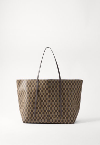 Geantă tip tote realizată dintr-un material maro cu motive, având desene geometrice de culoare aurie deschisă. Dispune de două mânere din piele închisă la culoare și un vârf deschis.