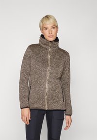 Brun strikket jakke med høy krage og hel glidelås, med svarte detaljer og sidelommer. Glatt tekstur og tettsittende design.