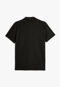 Svart kortärmad polo skjorta med en klassisk krage. Slät tygtextur med rakt snitt och utan synliga logotyper eller mönster.