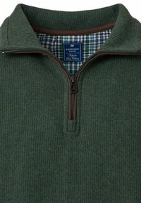 Grüner gerippter Pullover mit brauem Reißverschluss, Kragen und blauem Karolining. Verfügt über ein Etikett mit der Marke „REDMOND Casual“. 