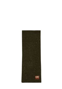 Mørkegrøn tørklæde med et strukturelt mønster og små lyse prikker, prydet med et brunt lædermærke med et logo nederst.