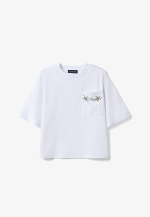 Witte T-shirt met korte mouwen en een borstzakje versierd met kleine zilveren kralen, ronde halslijn en een losse pasvorm.