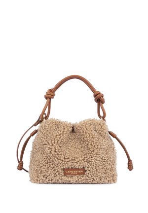 Petit sac à main en tissu beige bouclé avec poignée et côtés en cuir marron, avec une étiquette "Lancaster Paris" sur le devant.